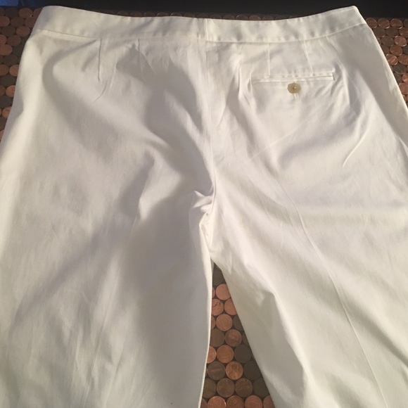 Magaschoni Bermuda Shorts With Gold Toggle Waist - Picture 4 of 5